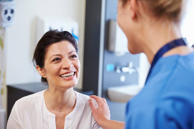 femme patiente docteur médecin chirurgie esthétique opération âge mûr