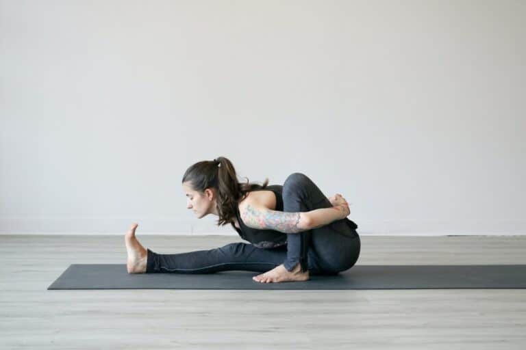 yoga posture femme dos muscler tapis sport exercice