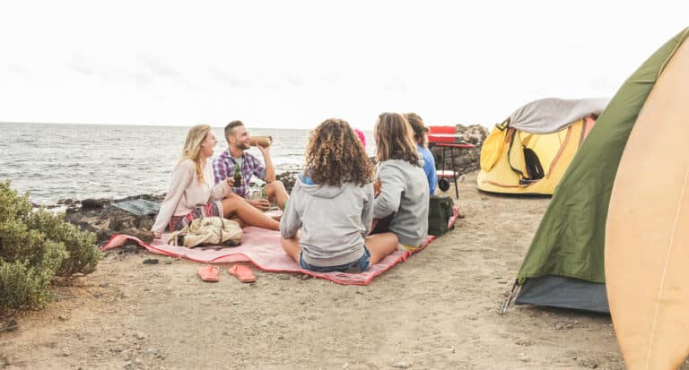 amis partir vacances camping tentes plage mer