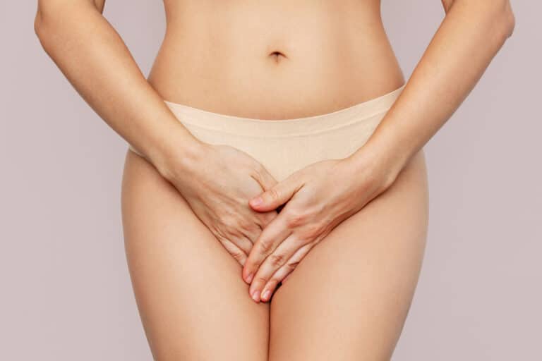 femme culotte règles mycose vaginale vagin parties intimes cacher gratter flore