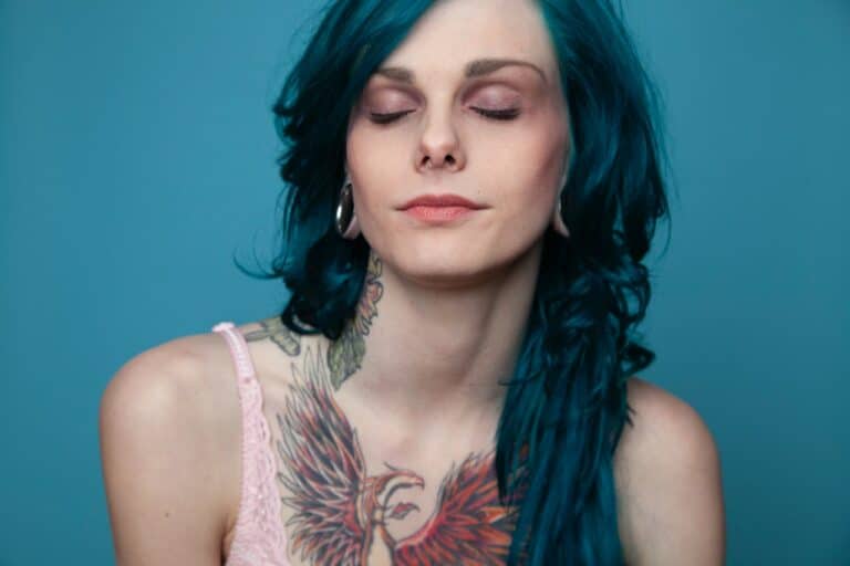 fermer yeux femme zen tatouage pleine conscience brune