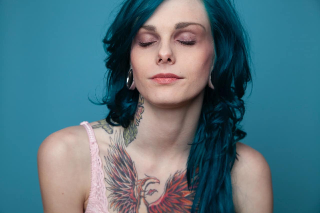 fermer yeux femme zen tatouage pleine conscience brune