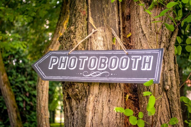 Photobooth idées mariage original inoubliable panneau pancarte arbre photos