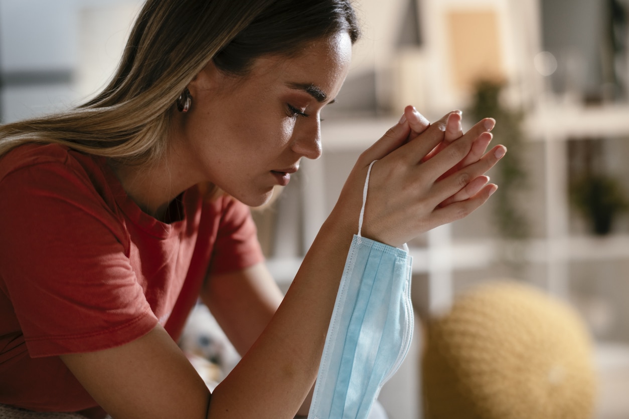 femme masque corona virus covid vaccin règles