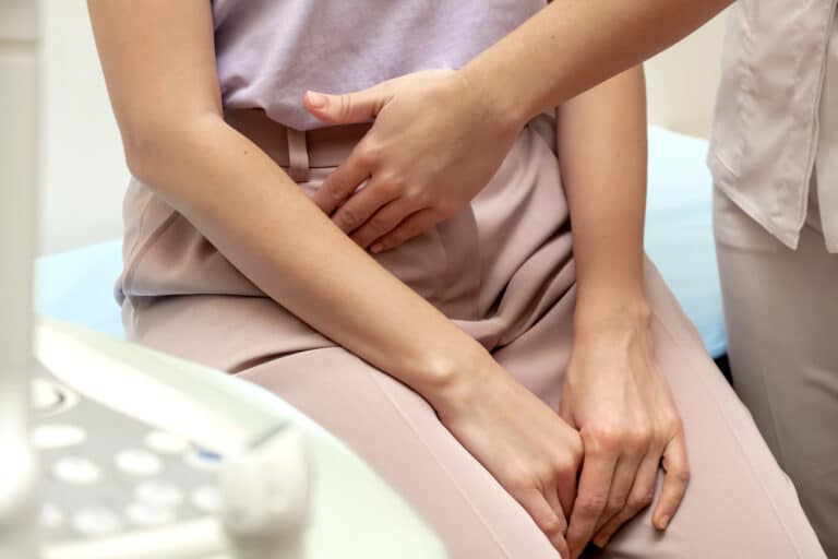 ausculter ventre mal douleur médecin utérus rétroversé femme
