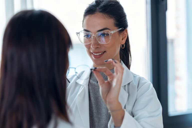 bien choisir opticien femme essayer lunettes de vue