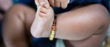 collier bracelet ambre cristaux bébé pied bienfaits lithothérapie