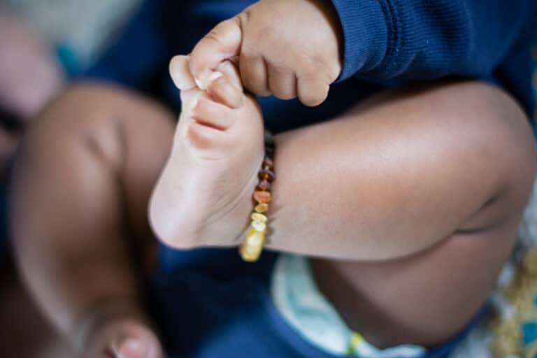 collier bracelet ambre cristaux bébé pied bienfaits lithothérapie