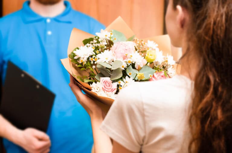 livraison fleurs femme bouquet livreur porte