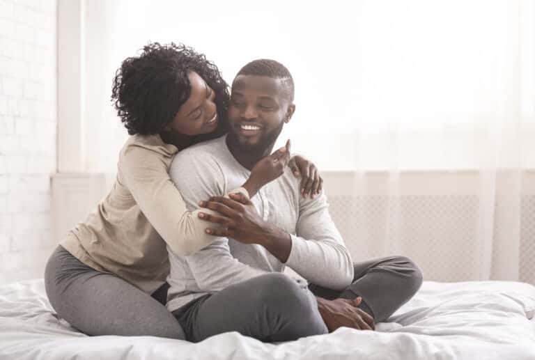 pimenter couple lit chambre amoureux pyjama