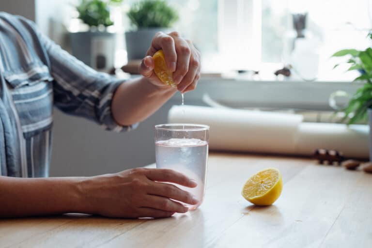 verre jus citron presser boire eau boissons detox perdre ventre