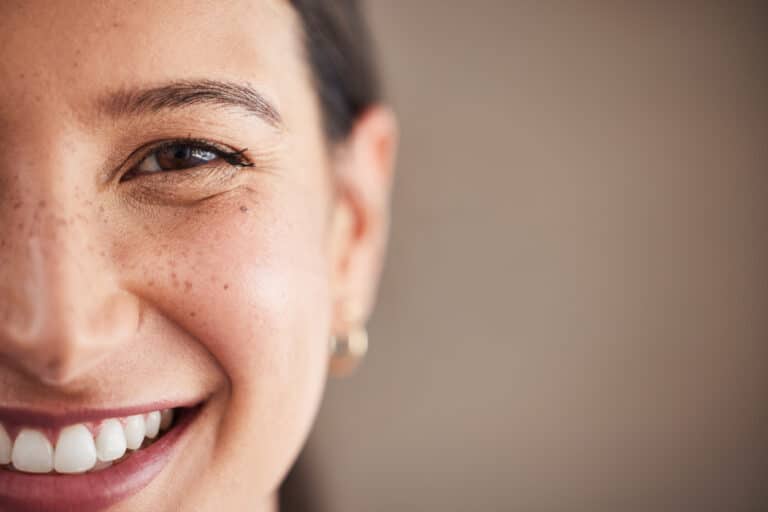 sourire femme dents joie
