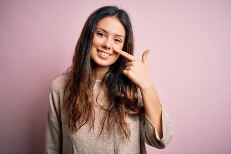 femme brune doigt nez retirer poils