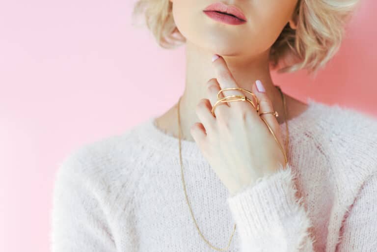 peau claire teint femme blonde choisir bijoux collier or carnation pull rose
