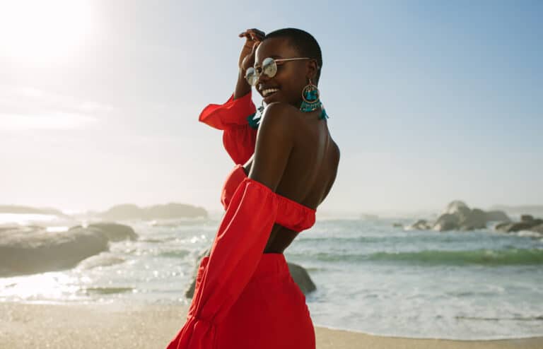 femme robe été rouge plage mer vacances