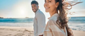 couple heureux femme plage vacances mer soleil