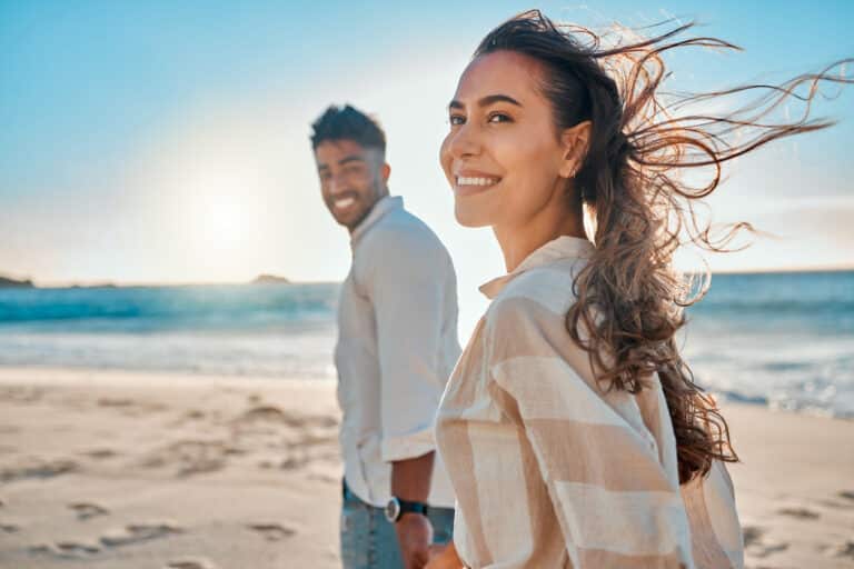 couple heureux femme plage vacances mer soleil