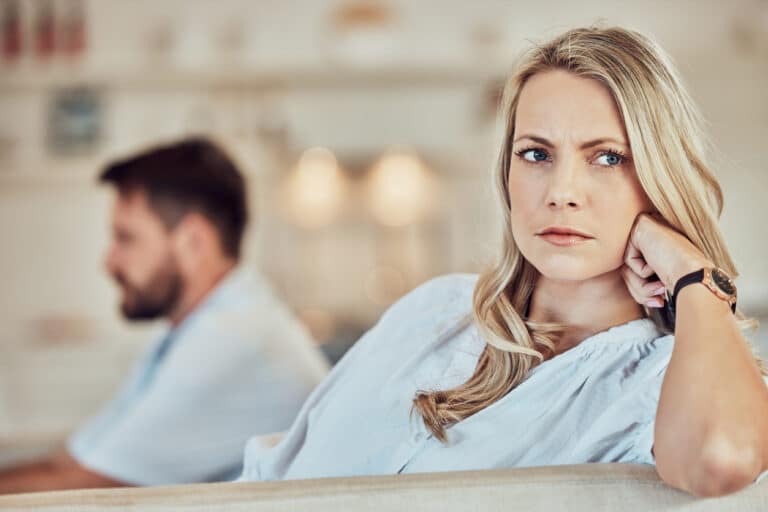 femme âge 40 ans couple inquiète triste problème