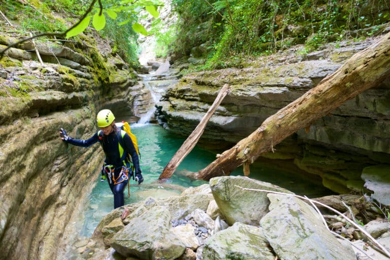canyoning Pyrénées nature femme sport activité sportive adrénaline vacances