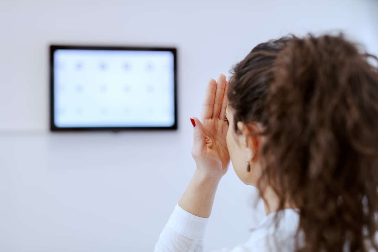 femme tester vue yeux trouble vision test