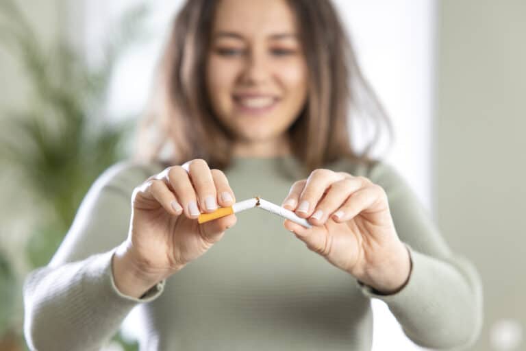arrêter de fumer femme cigarette casser mois sans tabac fumeuse