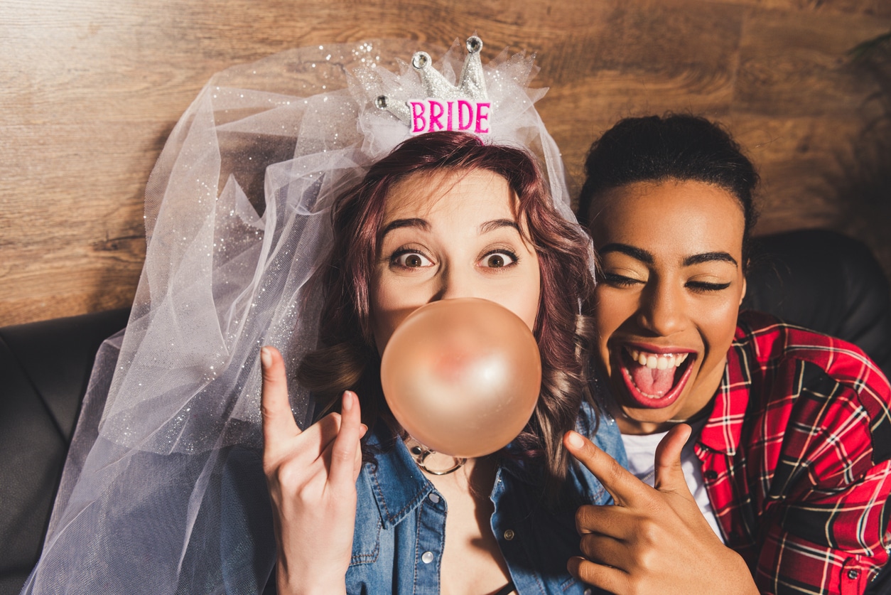 enterrement de vie de jeune filles copines fête future mariée EVJF