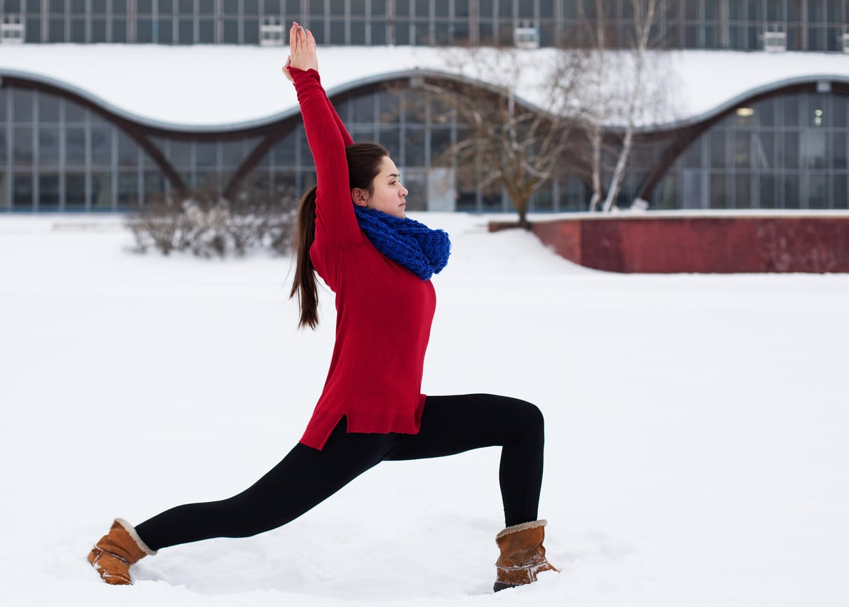 posture yoga femme neige froid