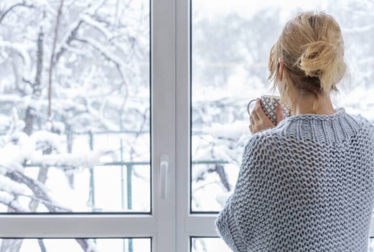 astuces se réchauffer en hiver boire thé café chaud neige femme froid