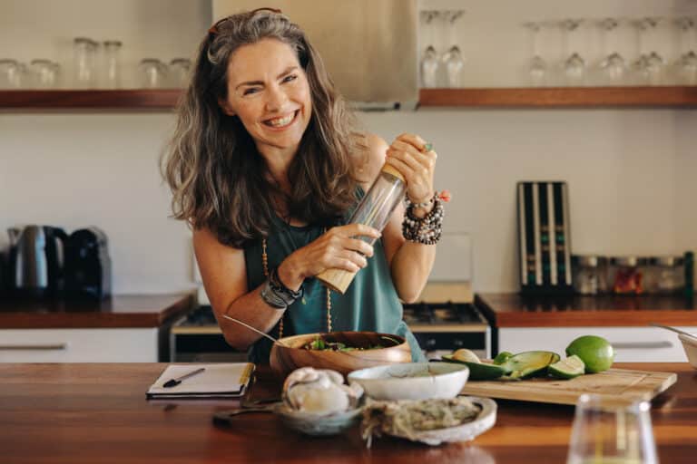 femme cuisiner plat cuisine repas minceur régime sain résolutions année