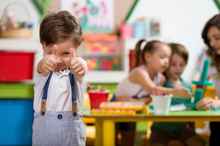 enfant crèche petit garçon garderie bébé