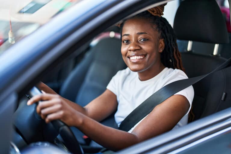 femme conduire conduite voiture assurance auto