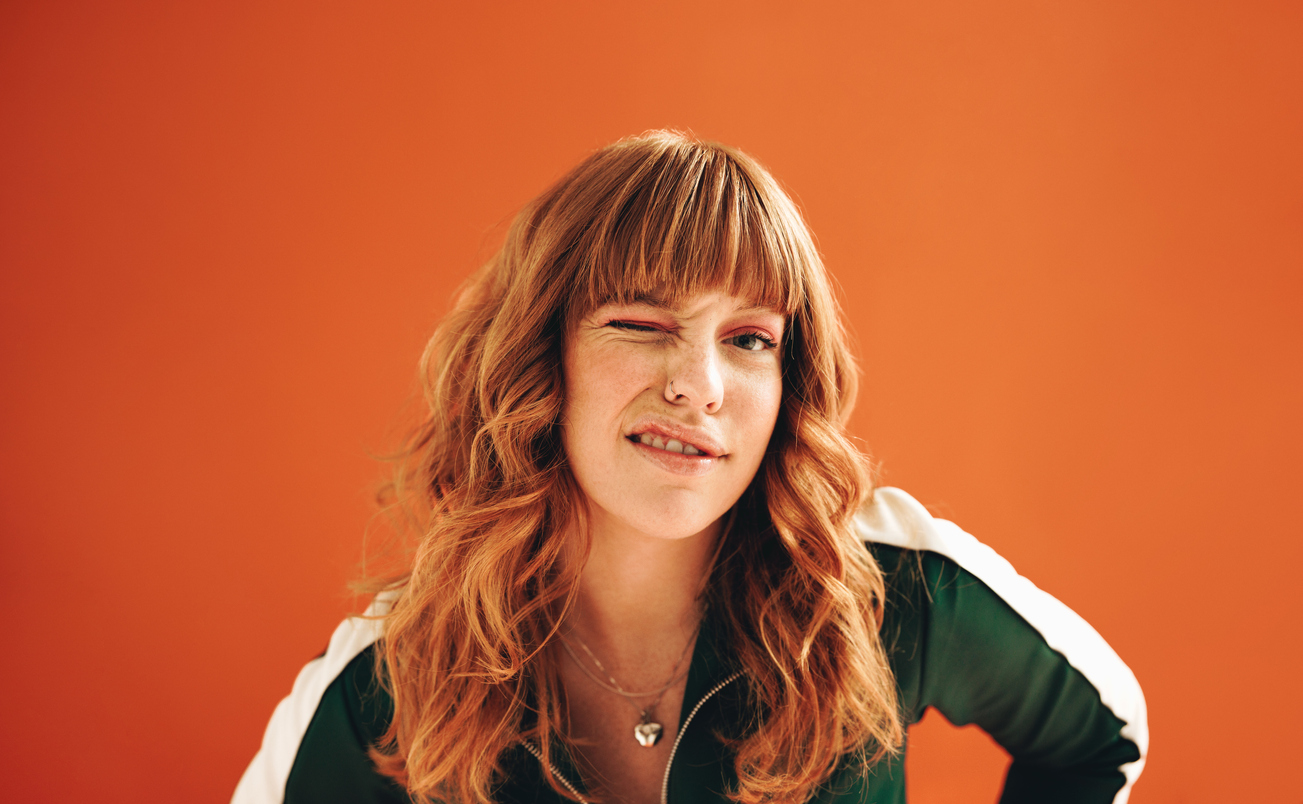 femme moderne clin d'oeil heureuse