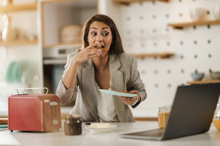 femme pressée manger petit déjeuner vite travail
