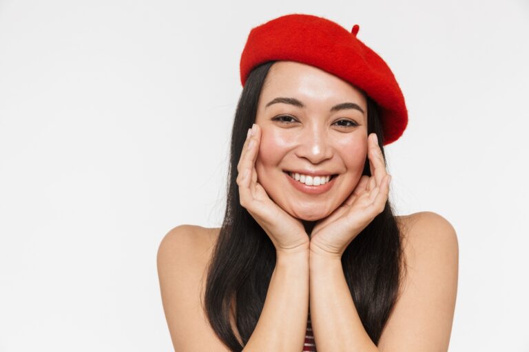 femme béret brune