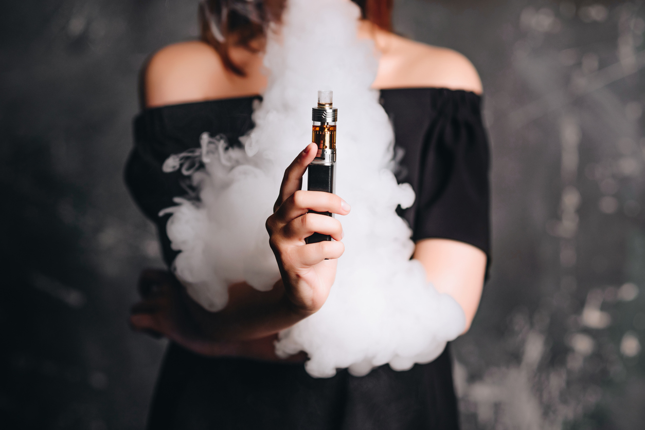 femme vapoter vapeur cigarette électronique e-liquide