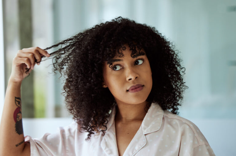 nature cheveux frisés bouclés femme brune