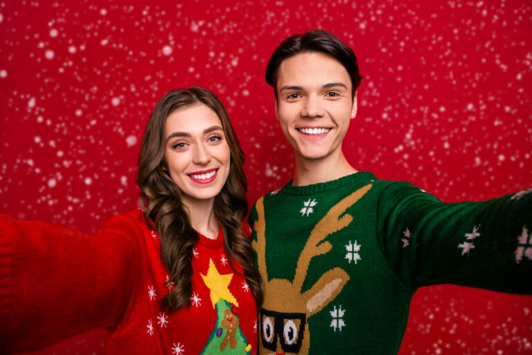 couple tenues assorties pull de noël fêtes de fin d'années