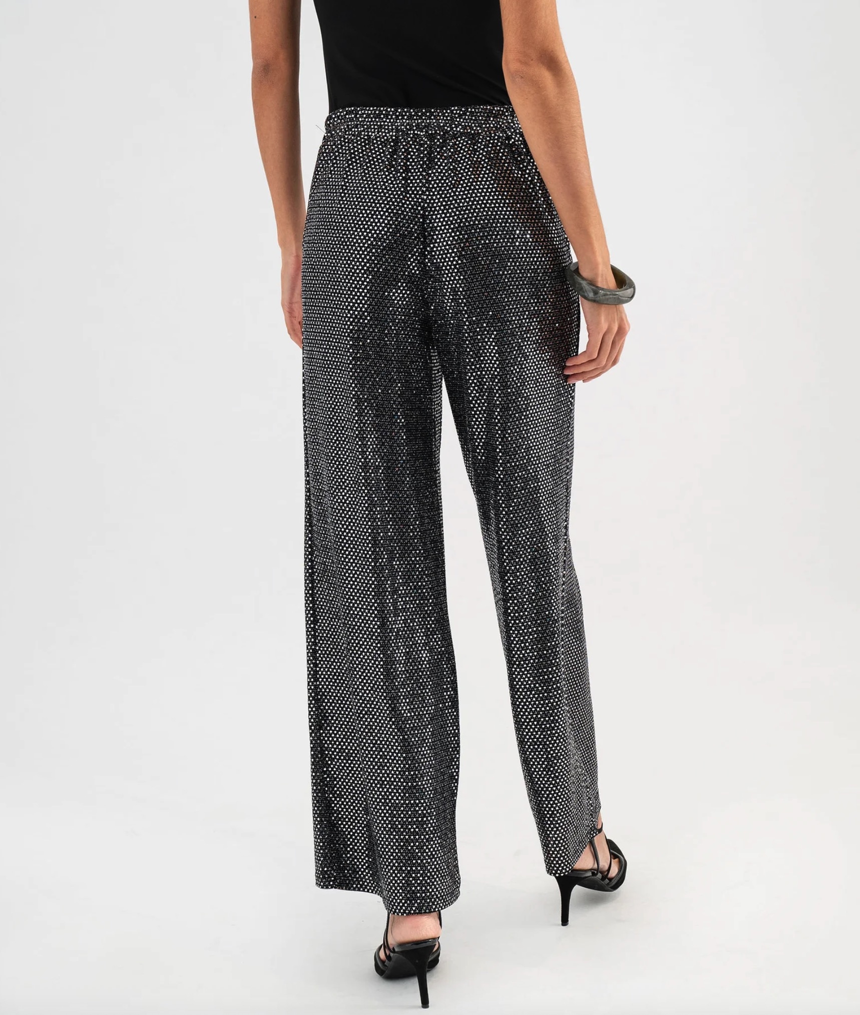 L'effet wahou garanti : pourquoi le pantalon large noir s'impose pour les soirées