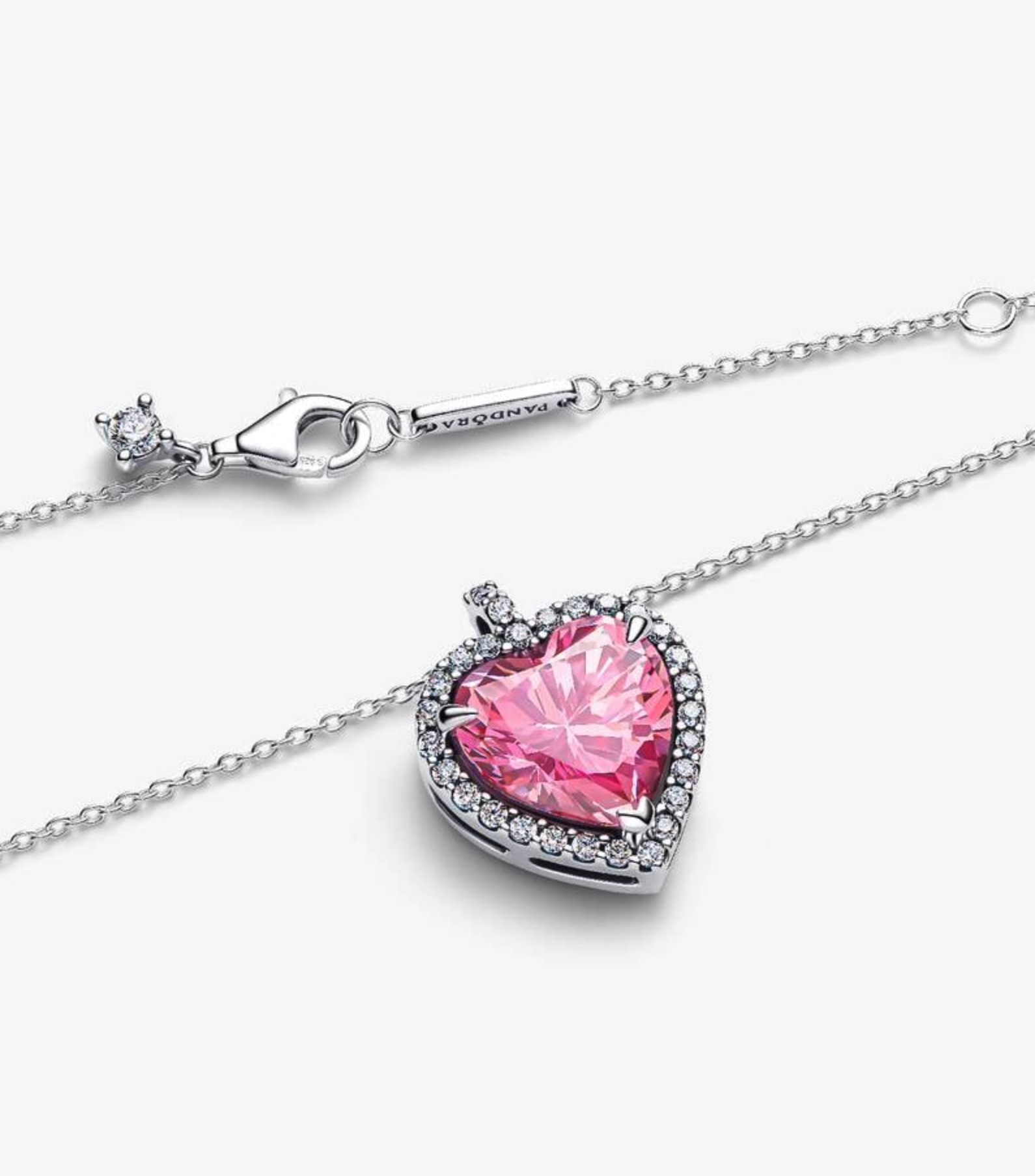 Argent massif et cristal rose : une composition éblouissante qui ne passe pas inaperçue