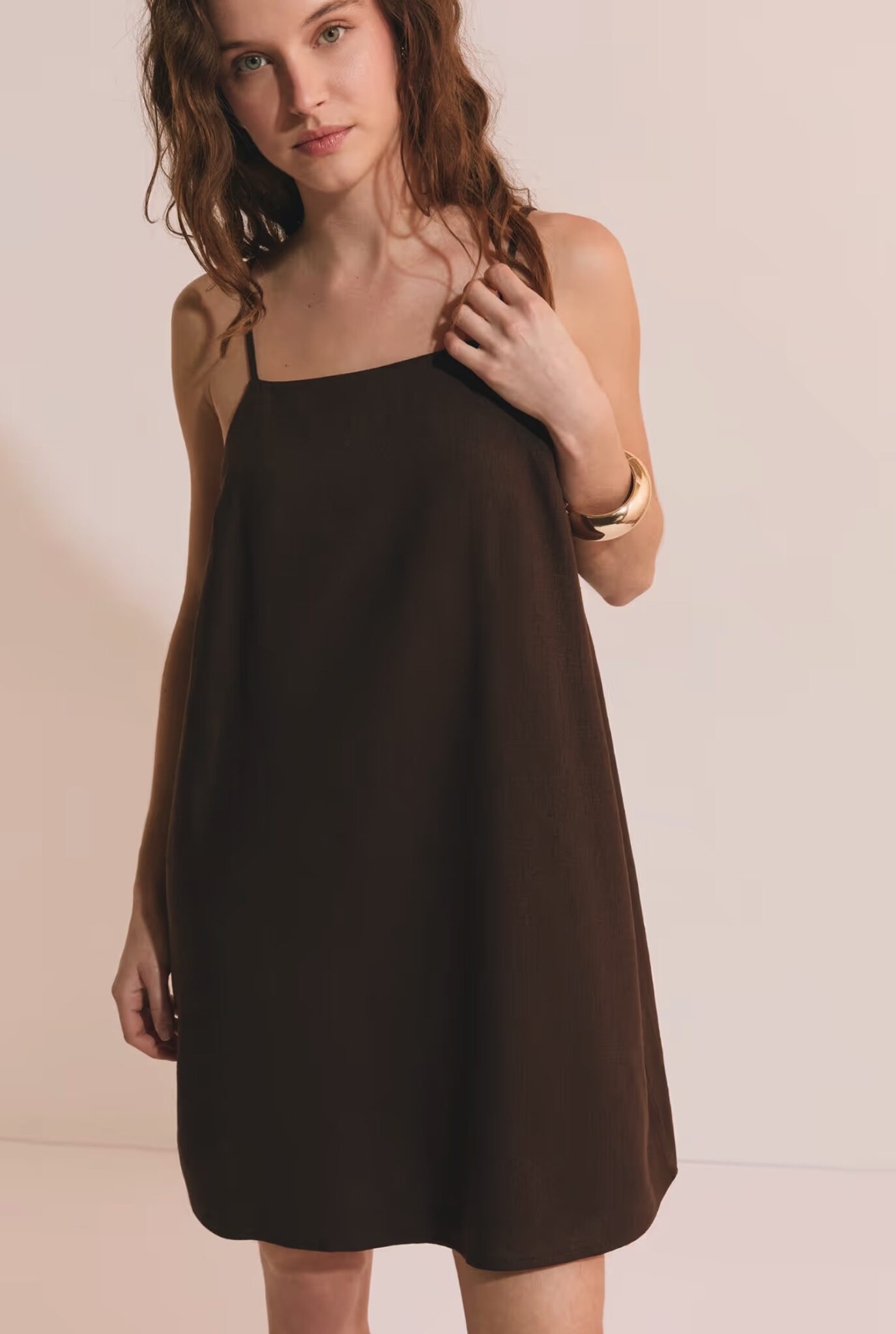 Une coupe courte et redoutablement flatteuse imaginée pour sublimer la silhouette