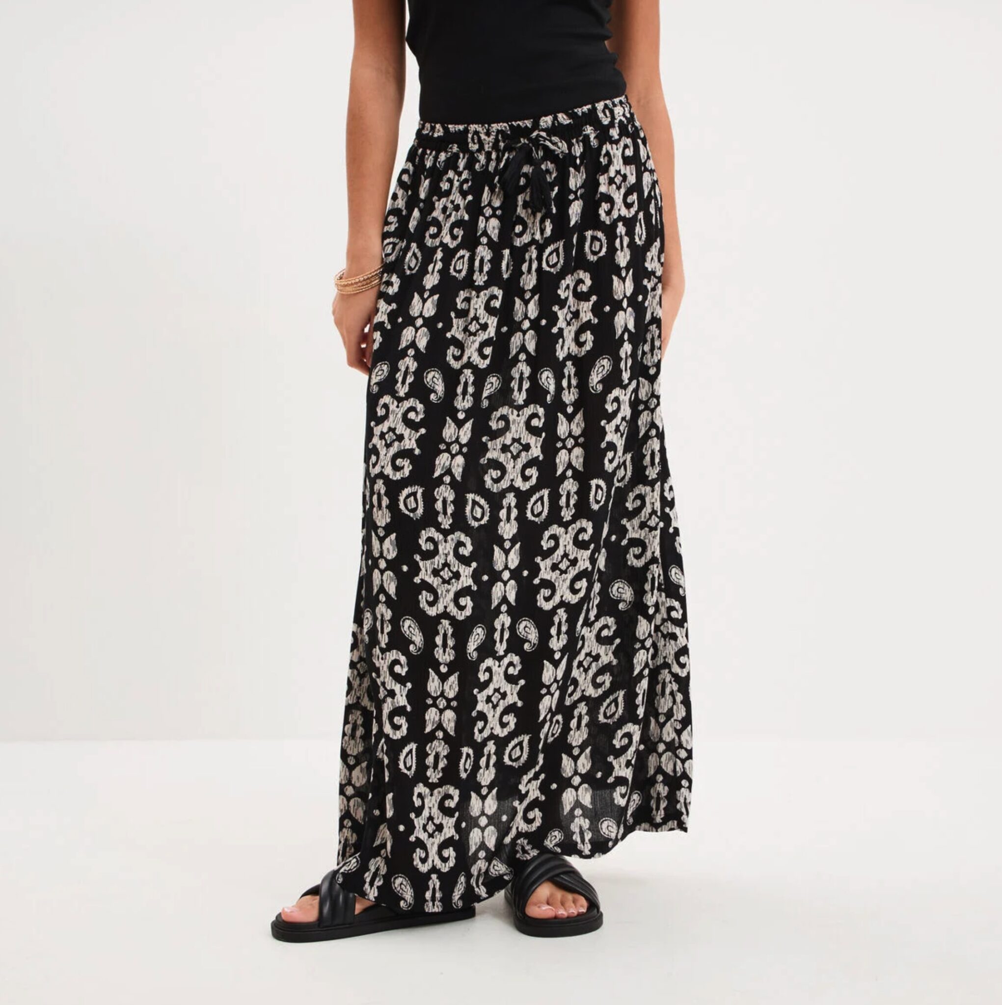 Un véritable caméléon du dressing : comment s'approprier cette coupe fluide au quotidien